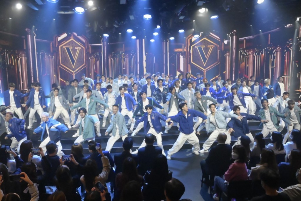 一齊跳開場舞。